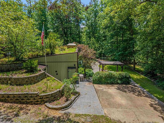 2nd image of 15700 Vimy Woods