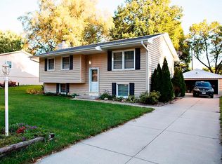 7850 Drake St, Clive, IA 50325