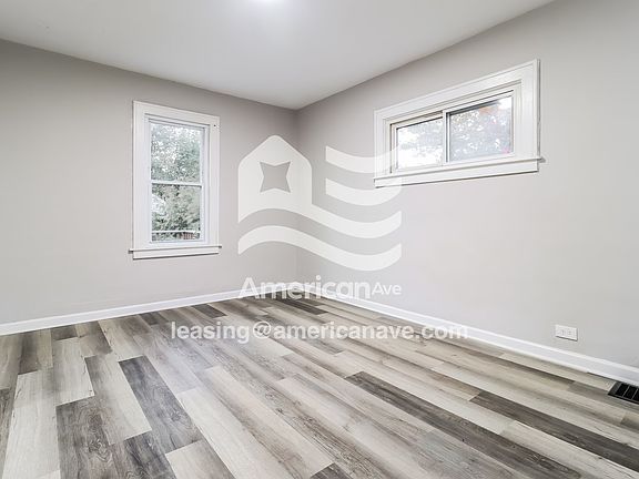 1359188_002_living_room_13956337.jpg