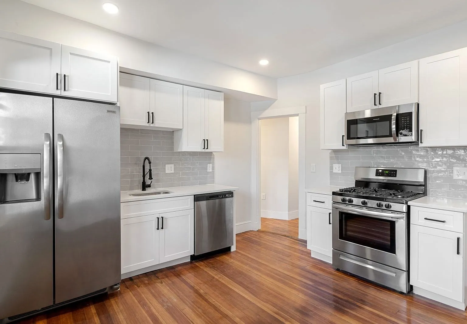 3 bed, 2.0 bath, 1400 sqft, $4,000 — Photo 4