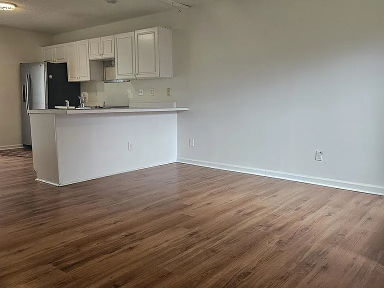 118 Avondale Ave #B — Photo 2