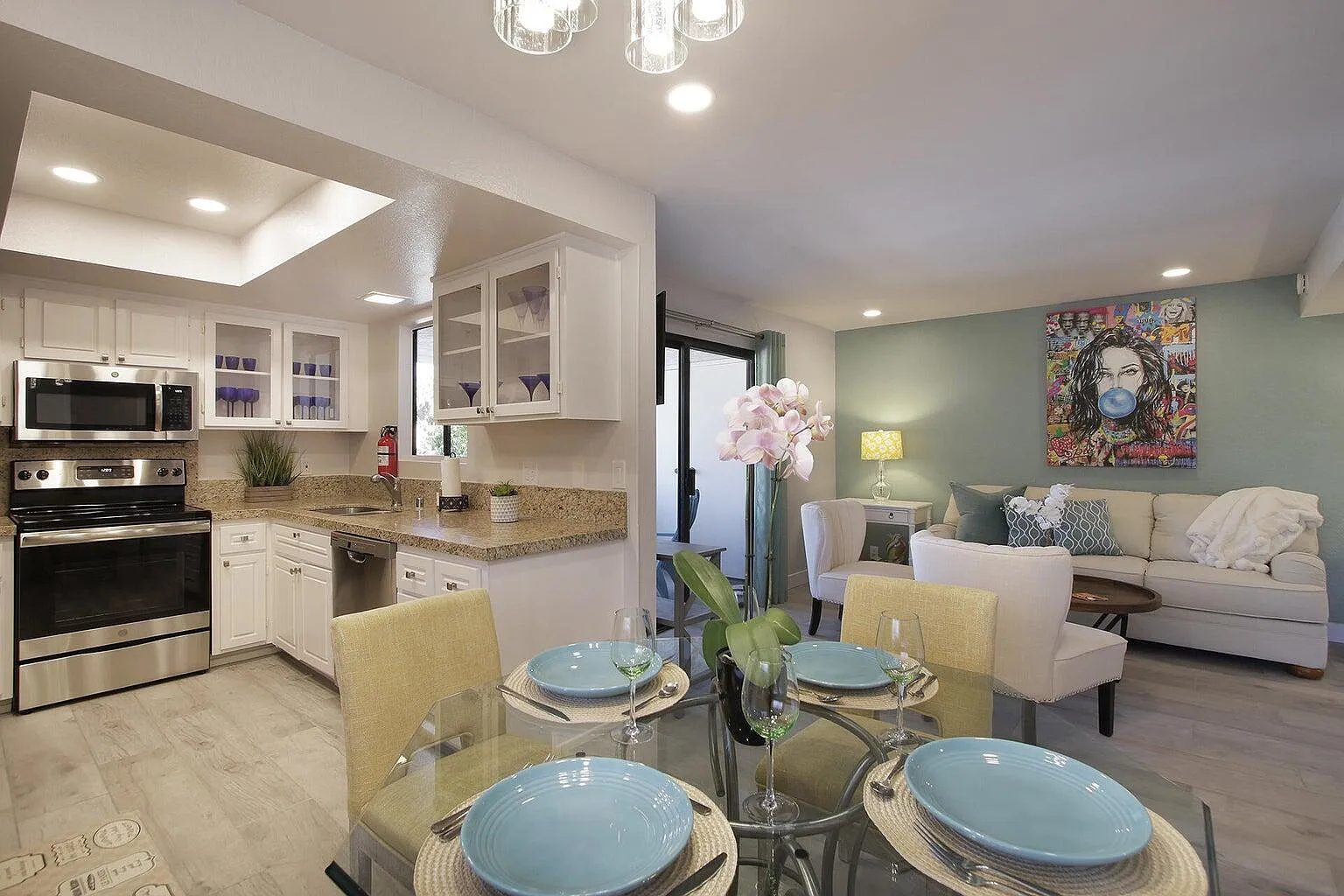 2 bed, 979 sqft, $2,300 — Photo 1