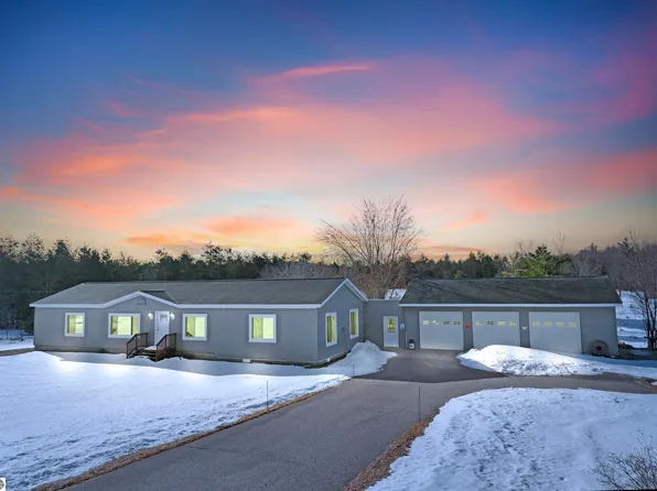 2518 E 32nd Rd, Cadillac, MI 49601