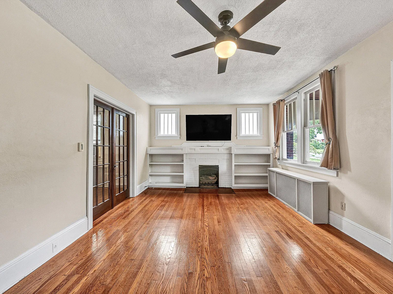 3 bed, 2.0 bath, 1696 sqft, $2,395 — Photo 3