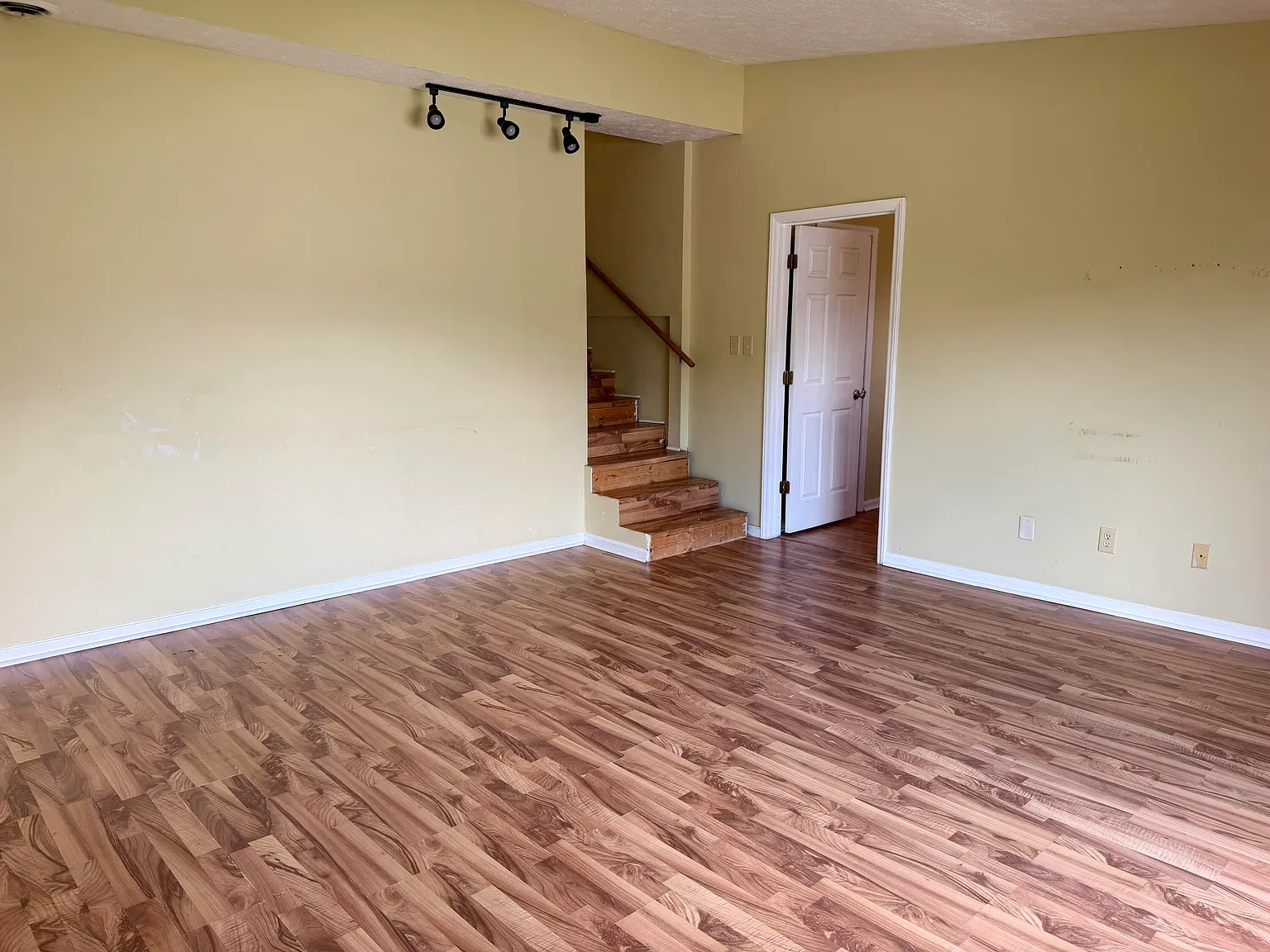 2 bed, 1.0 bath, 900 sqft, $900 — Photo 2