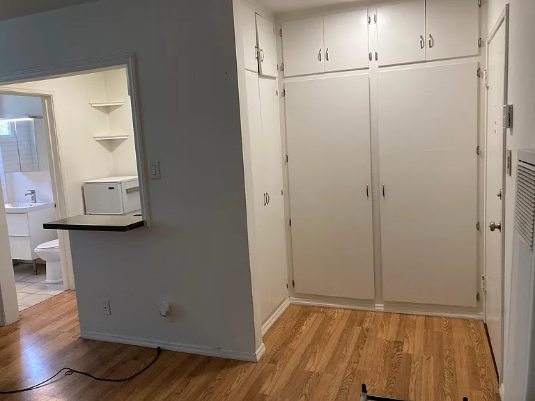 460 S Detroit St #14 — Photo 8