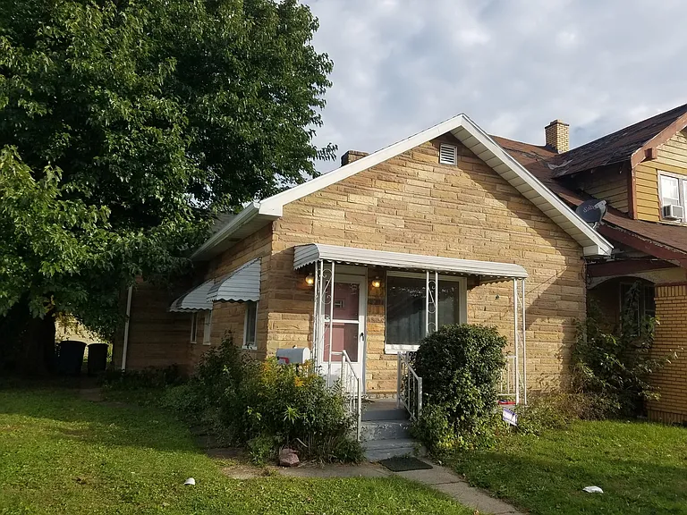227 Everett St — Photo 3