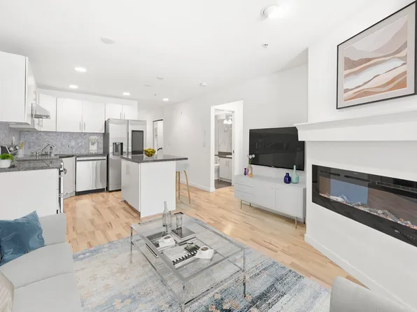 5025 Joyce St #105, Vancouver, BC V5R 4G7