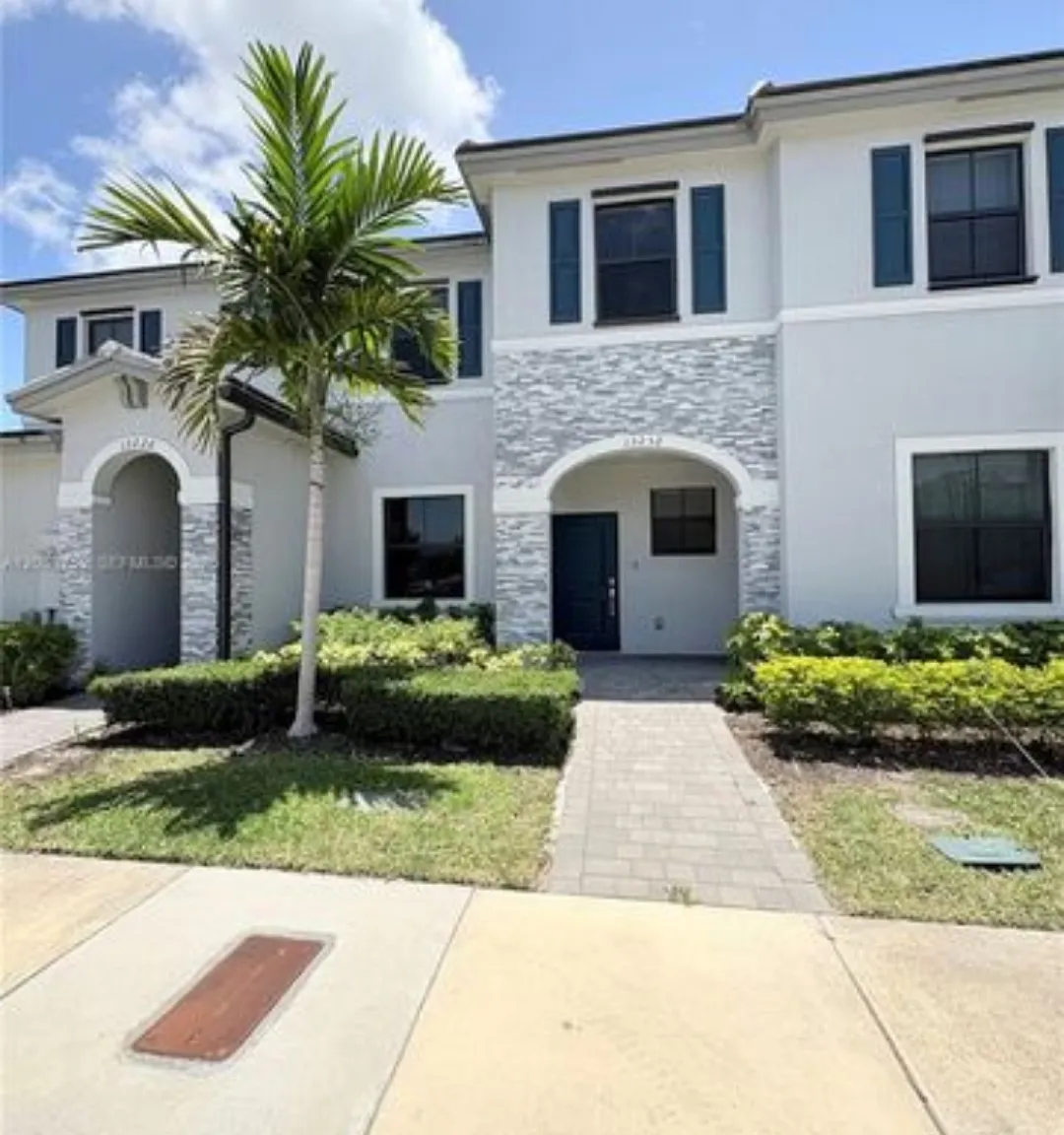 4 bed, 1612 sqft, $2,990 — Photo 1
