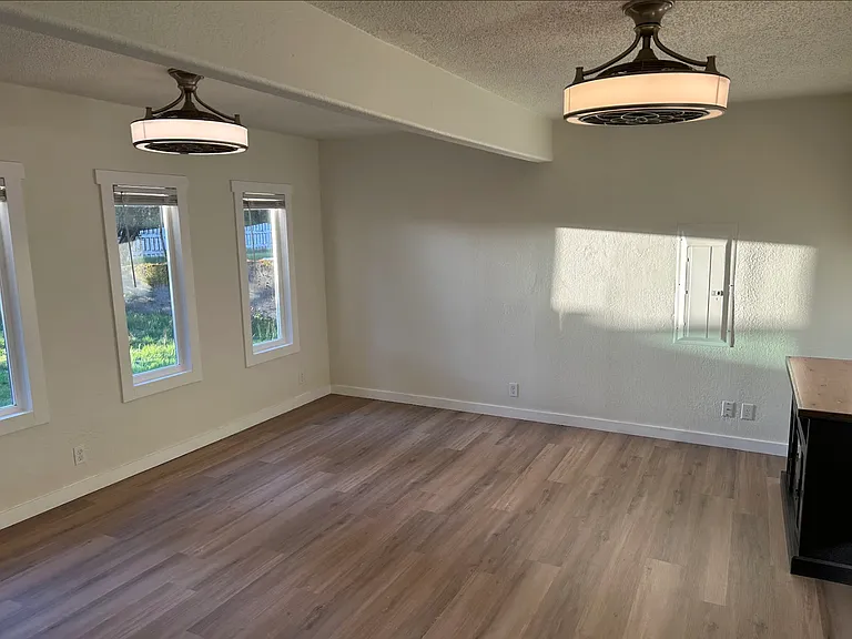 1491 Russell Ave SE — Photo 2