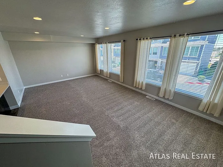 2530 N Knights Ln — Photo 5