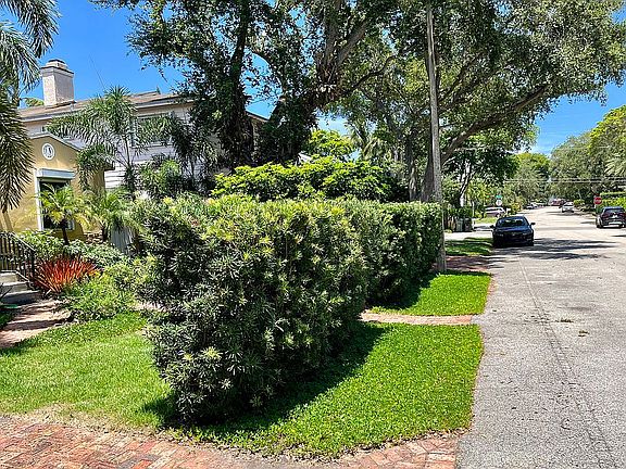 4th image of 815 SE 6th Ct