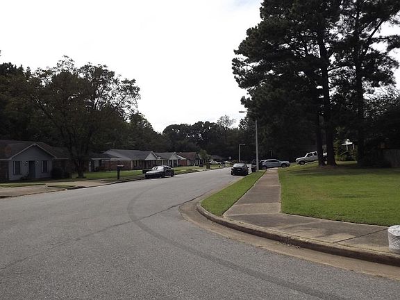 4th image of 3249 Maple Hill Dr