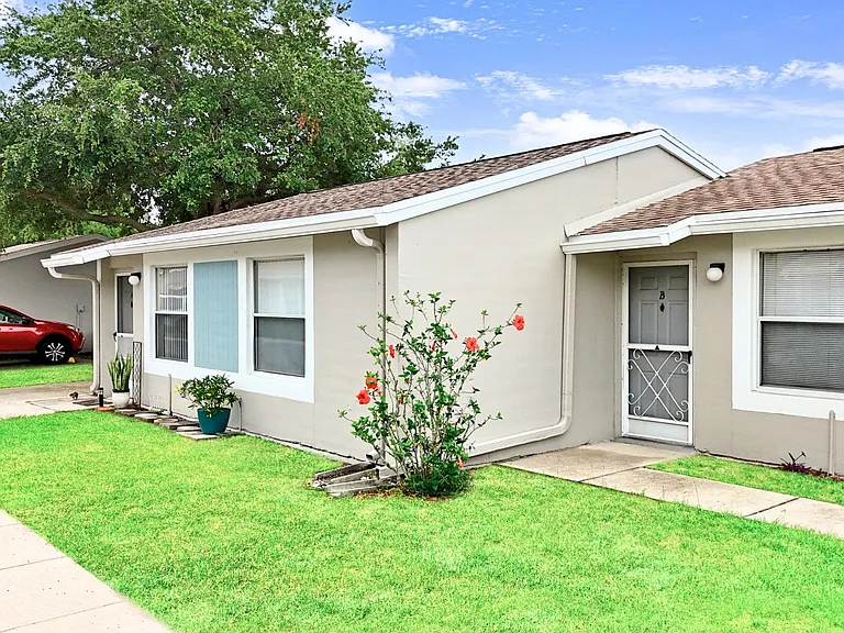 Palm Lake Village Apartments — Photo 15