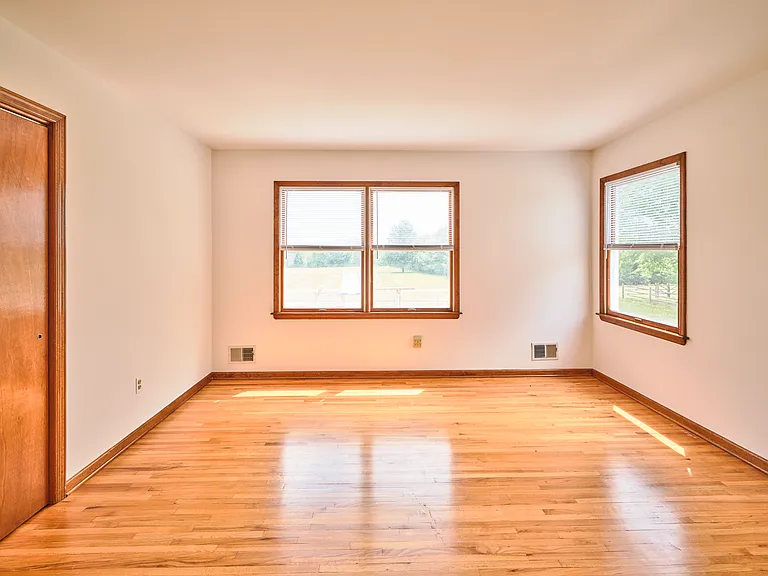 815 Clawson Ave — Photo 4