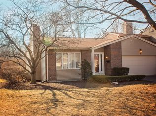 13 Pebblewood Trl, Naperville, IL 60563