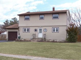 86 Arch Dr, Holbrook, NY 11741