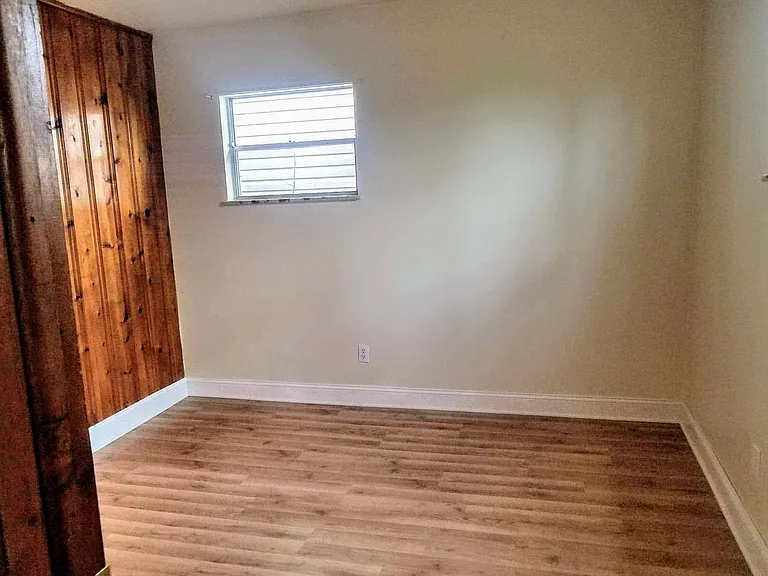 512 Clinton St — Photo 6
