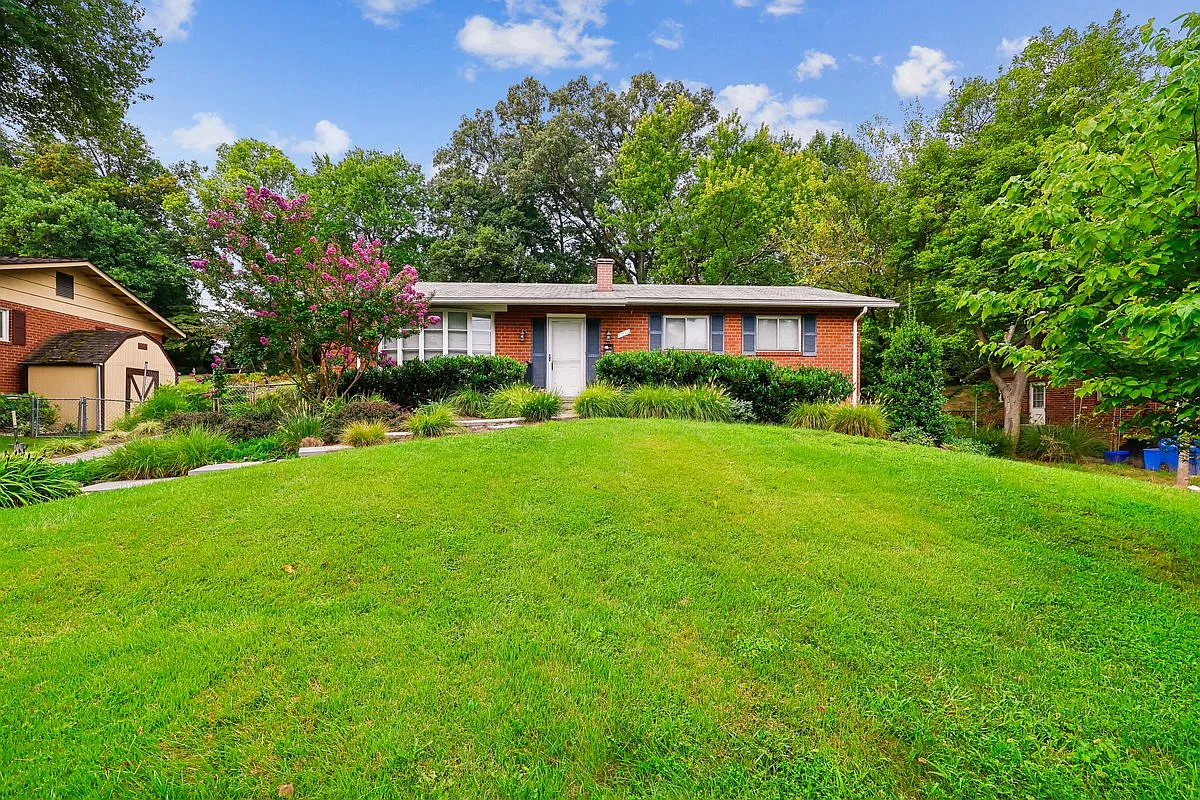 4 bed, 3.5 bath, 2520 sqft, $3,500 — Photo 1