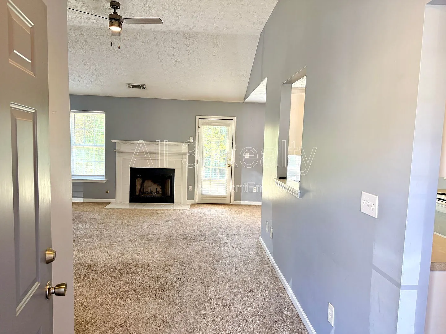 3 bed, 2.0 bath, 1285 sqft, $1,750 — Photo 2