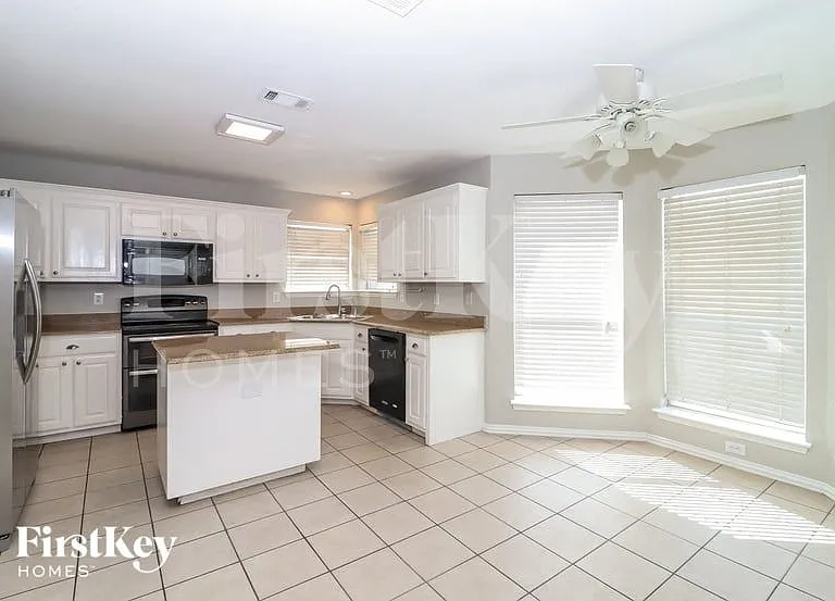 911 Joshua Dr — Photo 6