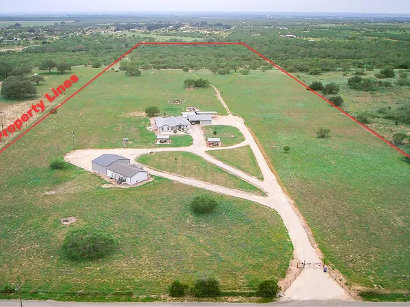 1185 County Road 7718, Devine, TX 78016