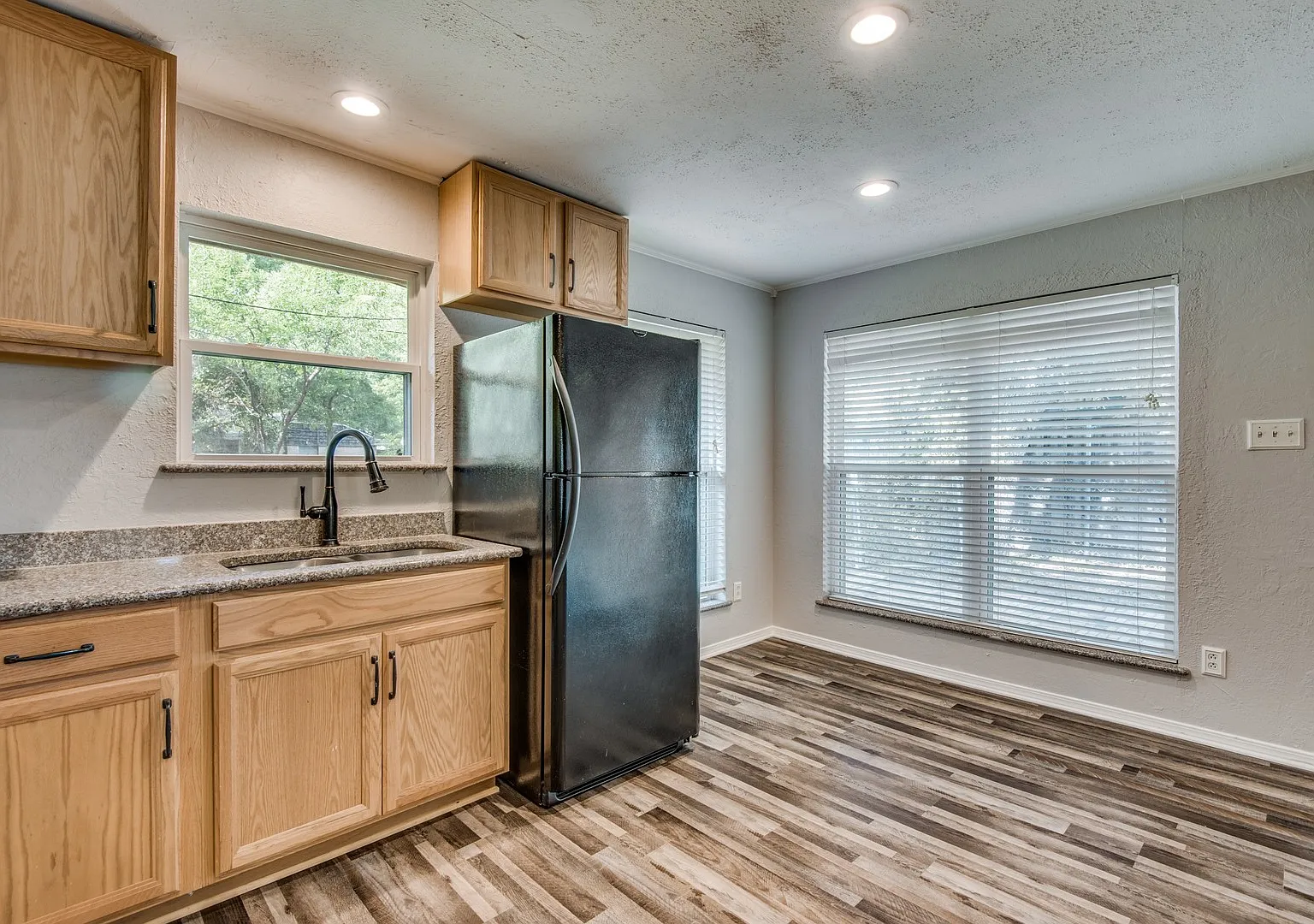Charming 3-Bedroom Home in Irving — Photo 2