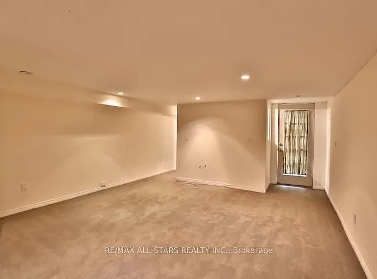 68 Macpherson Ave — Photo 18
