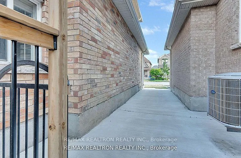 4 Oceanpearl Cres — Photo 2
