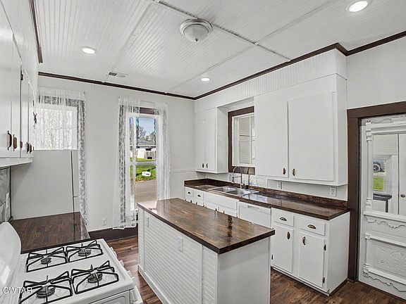 3rd image of 435 Lexington Ave