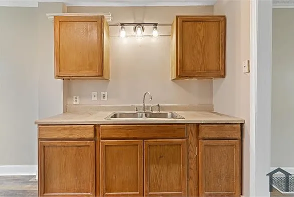 1114 Roslyn Ave — Photo 13