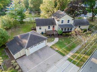 522 Dean St, Woodstock, IL 60098