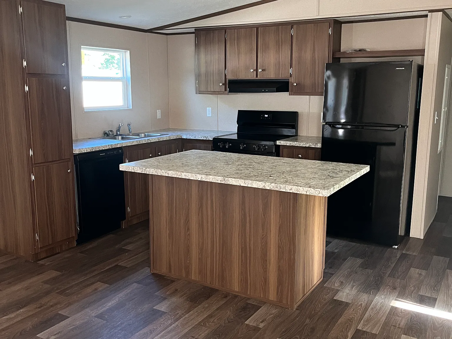 3 bed, $1,100 — Photo 4