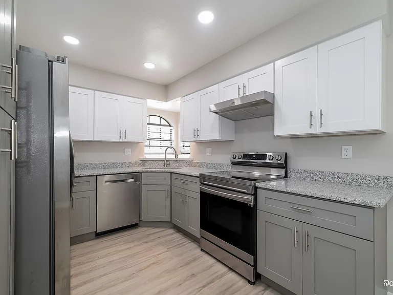 117 Dorchester Ct — Photo 3