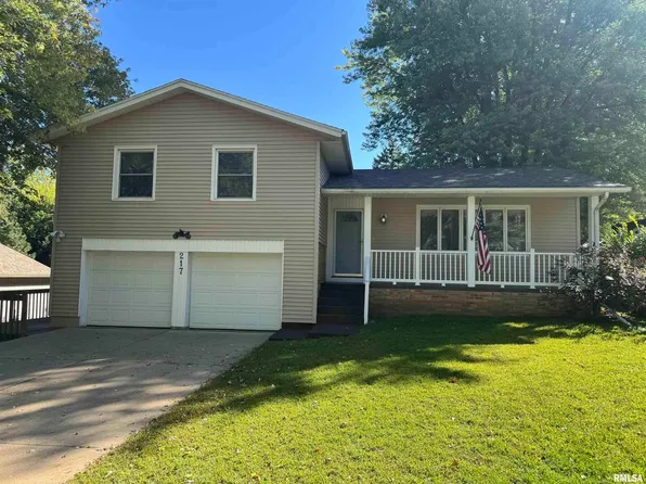 217 N 8th St, Le Claire, IA 52753