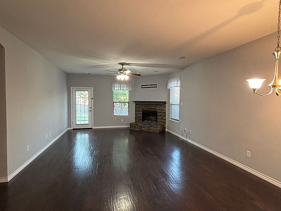 3rd image of 1000 Prairie Heights Dr