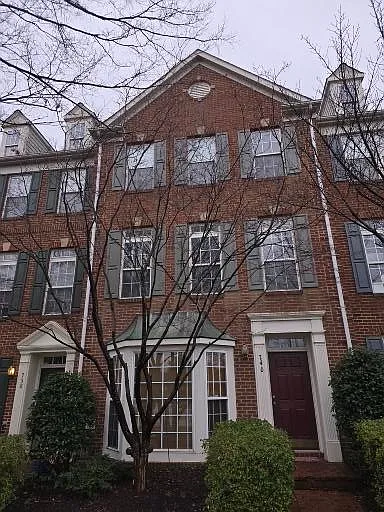 3 bed, 2.5 bath, 2600 sqft, $4,700 — Photo 1