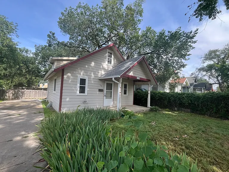 924 Custer St — Photo 1