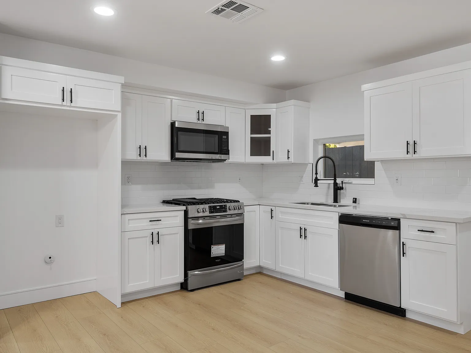 3 bed, 1400 sqft, $4,495 — Photo 2