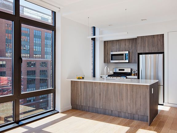 2nd image of 4107 Crescent St APT 2F