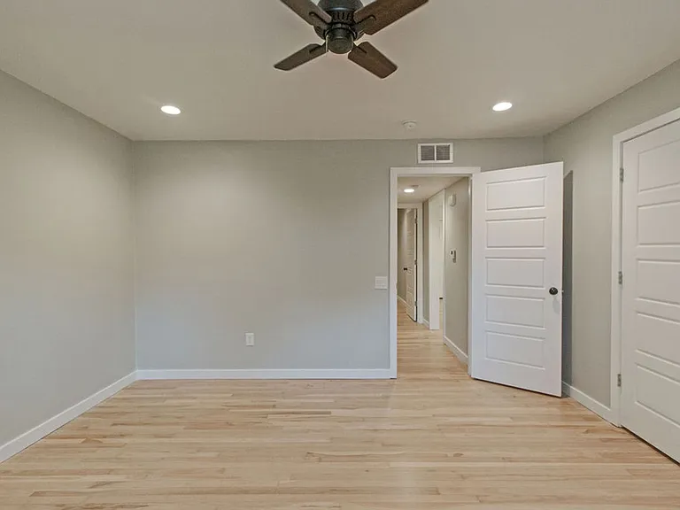 400 W Poplar St #E — Photo 18