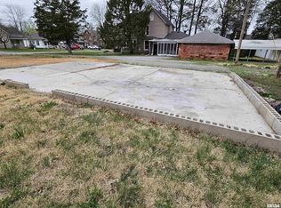 618 S McKinley St, Harrisburg, IL 62946