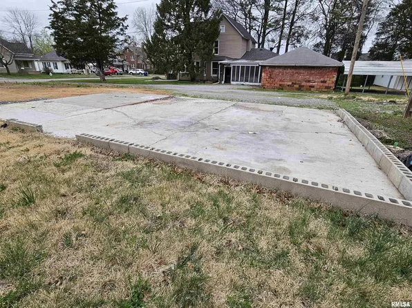 618 S McKinley St, Harrisburg, IL 62946