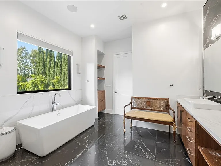 13135 Chandler Blvd — Photo 41