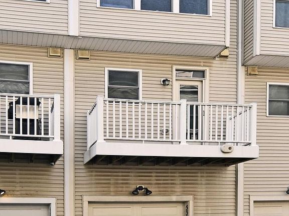 3rd image of 538 Regent Pl NE