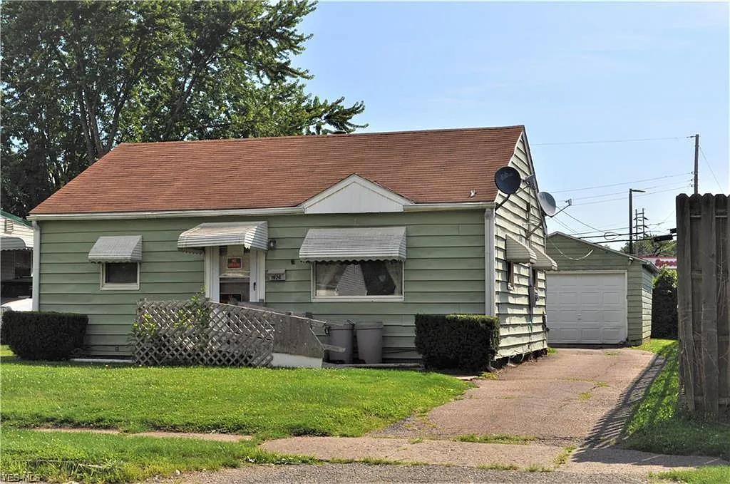 1926 Bollinger Ave NE photo 1