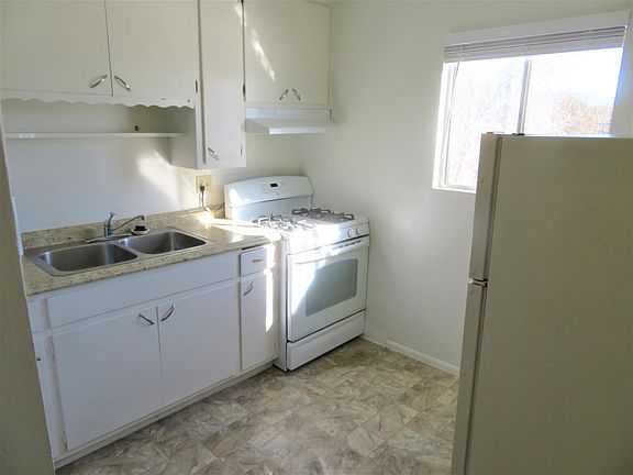 Full kitchen with gas appliances and pretty counter