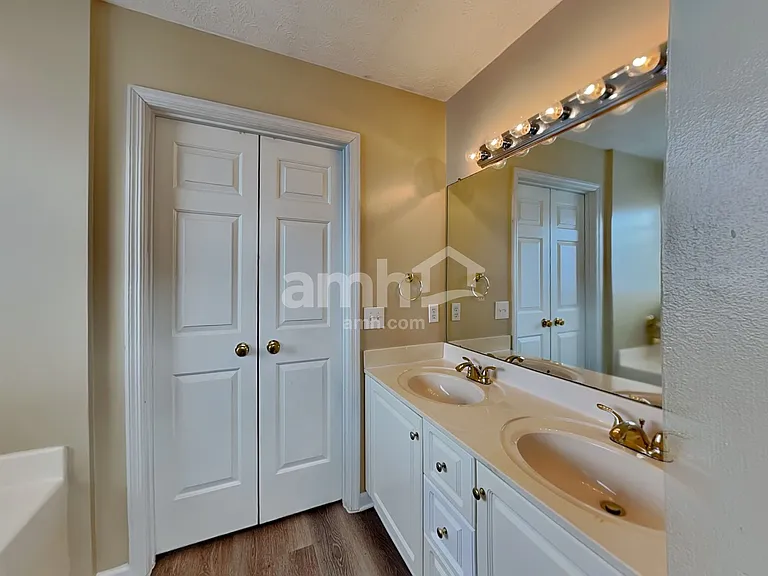 1612 E Blairmont Dr — Photo 10