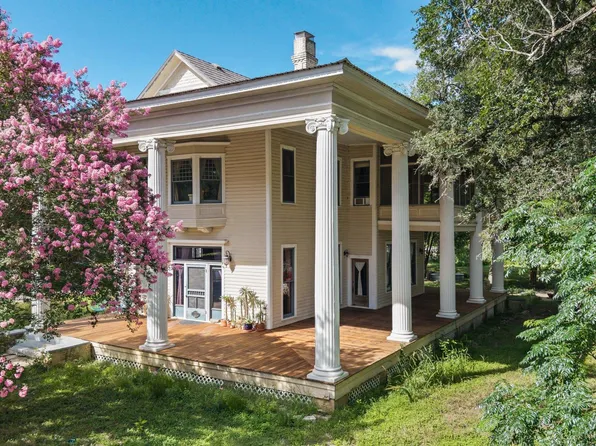 124 N Hamilton St, Gonzales, TX 78629