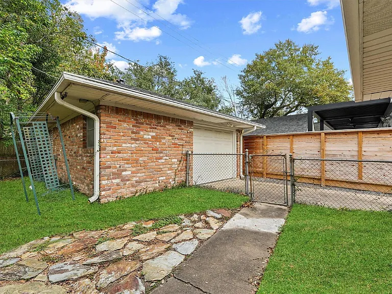 2052 Addison Rd — Photo 14